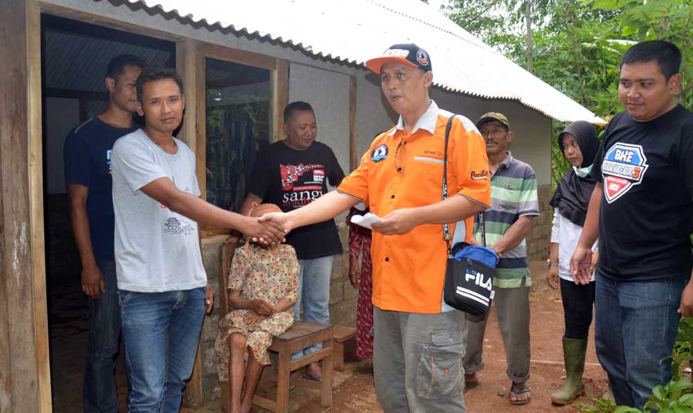 Penyerahan bantuan dari Gembes Mountain Traill Community kepada Mbah Sipon