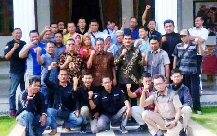 Wartawan Pacitan foto bersama dengan Bupati Indartato