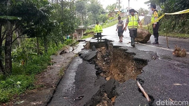 jalur Pacitan-Trenggalek yang ambles