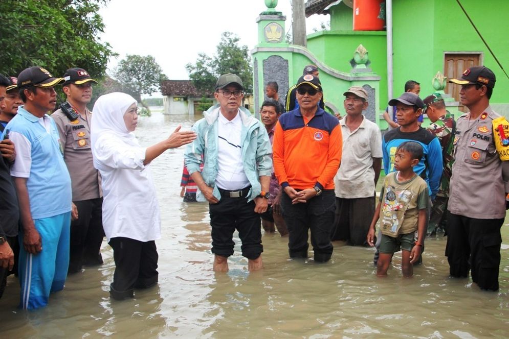 Gubernur Jawa Timur, Khofifah Indar Parawansa saat memantau penanganan bencana banjir