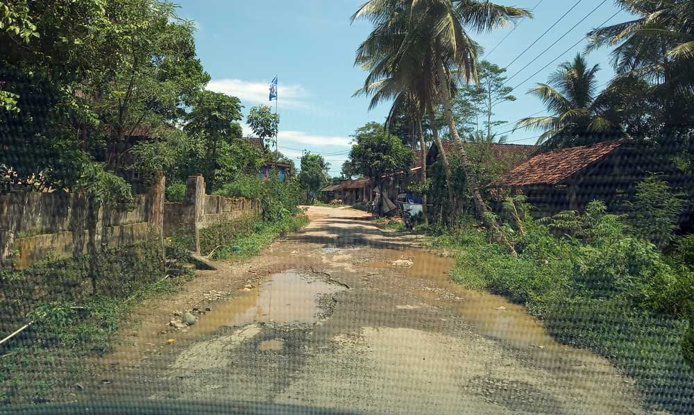 Ruas jalan Purworejo-Pagutan yang rusak