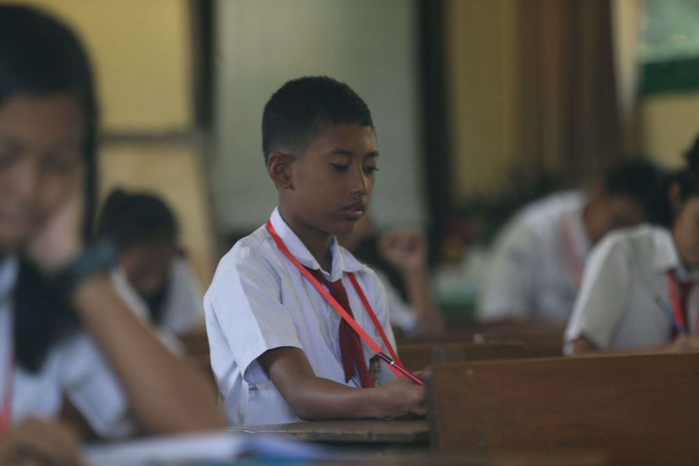 Siswa kelas VI SDN Bangunsari, Pacitan mengerjakan soal ujian nasional