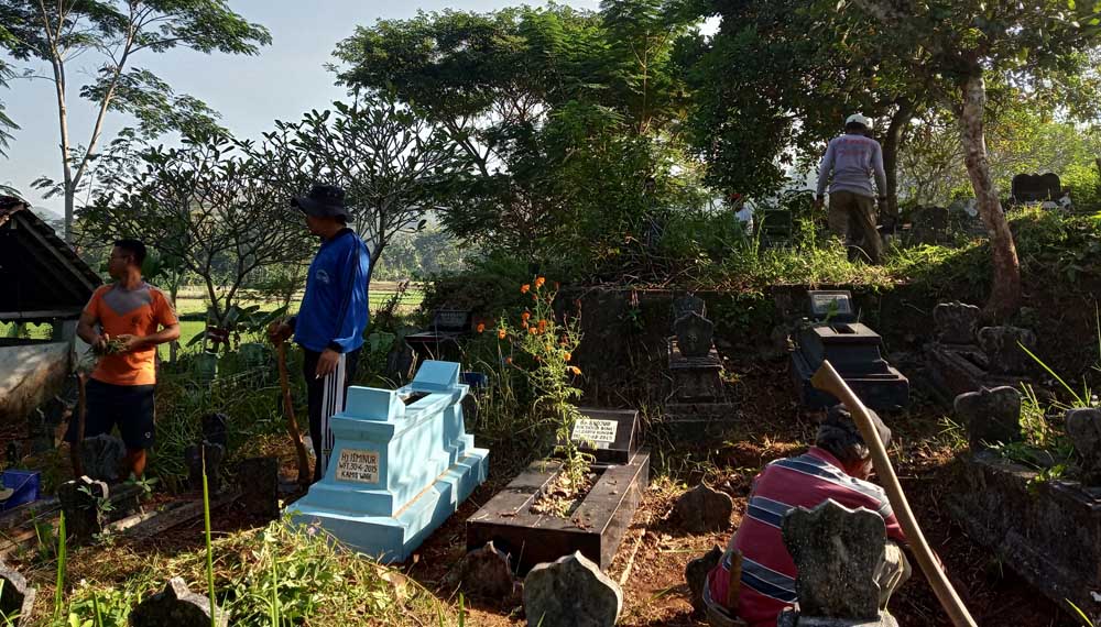Bersih kubur di permakaman Gunung Pegat