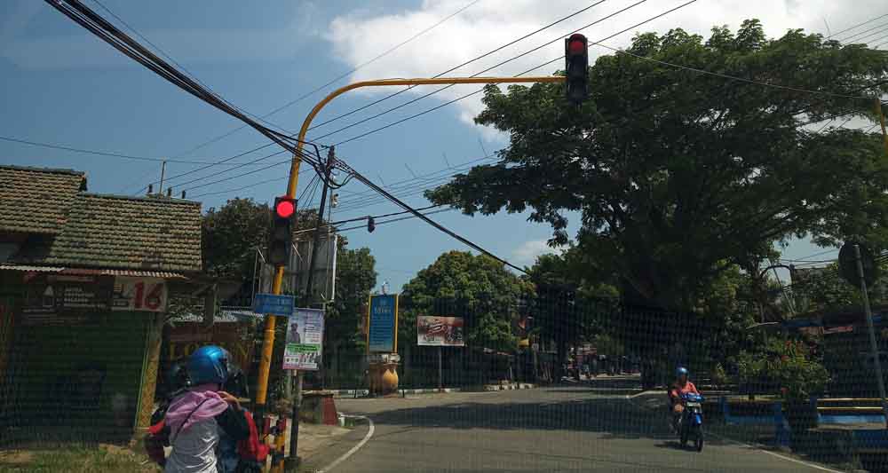lampu merah di pertigaan Tanjungsari