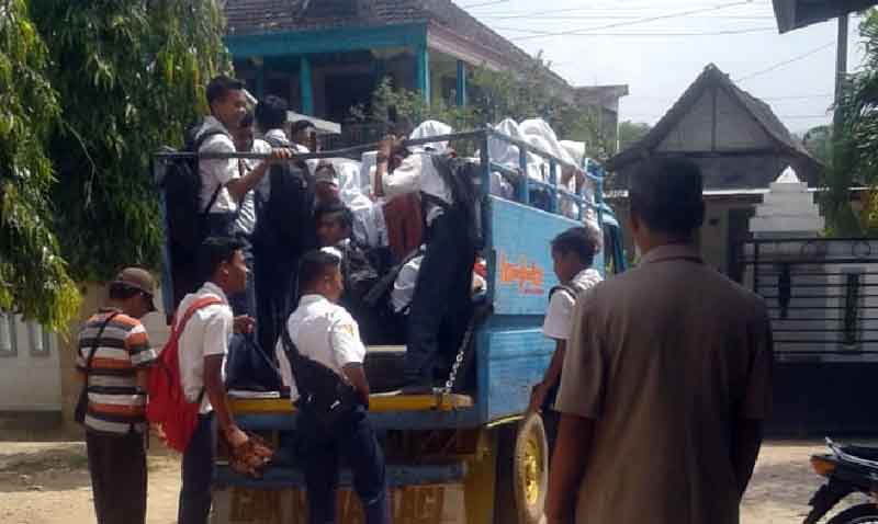 Siswa SMPN 3 Arjosari naik truk menuju tempat ujian nasional