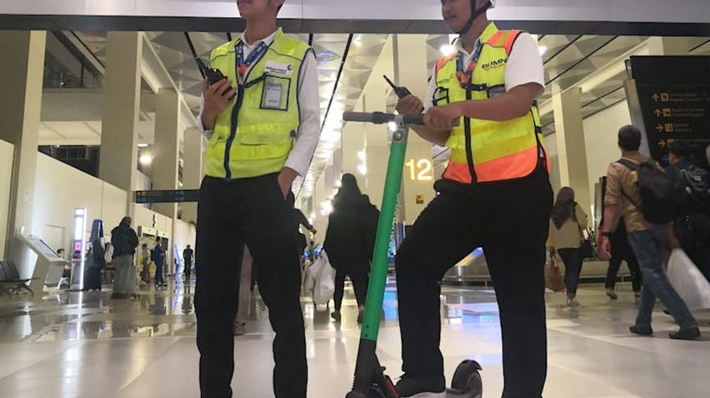 <p>Personel AP II mencoba skuter Grab Wheels di bandara Soekarno-Hatta, Sabtu (18 Mei 2019). Foto: AP II</p>
