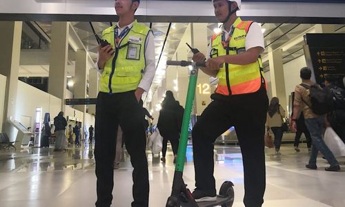 <p>Personel AP II mencoba skuter Grab Wheels di bandara Soekarno-Hatta, Sabtu (18 Mei 2019). Foto: AP II</p>

