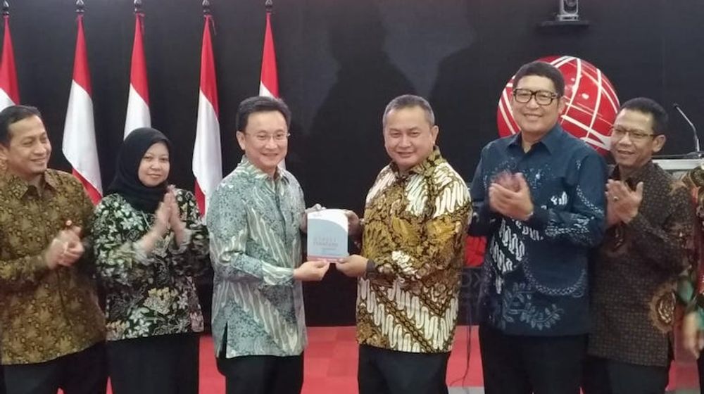 <p>Kepala Eksekutif Pengawas Pasar Modal OJK Hoesen (tengah) bersama direksi BEI dan pengurus APEI di gedung BEI, Selasa (21 Mei 2019). Foto: OJK</p>
