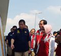 <p>Menteri ESDM Igansius Jonan didampingi Direktur Utama Pertamina Nicke Widyawati, Direktur<br />
Pemasaran Pertamina Mas’ud Khamid mengecek kesiapan fasilitas BBM di jalur tol Trans Jawa dengan mengunjungi SPBU di jalur tol Surabaya-Semarang, Sabtu (11 Mei 2019). Foto: Pertamina</p>
