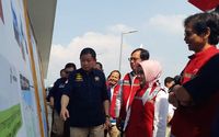 <p>Menteri ESDM Igansius Jonan didampingi Direktur Utama Pertamina Nicke Widyawati, Direktur<br />
Pemasaran Pertamina Mas’ud Khamid mengecek kesiapan fasilitas BBM di jalur tol Trans Jawa dengan mengunjungi SPBU di jalur tol Surabaya-Semarang, Sabtu (11 Mei 2019). Foto: Pertamina</p>

