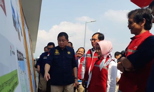 <p>Menteri ESDM Igansius Jonan didampingi Direktur Utama Pertamina Nicke Widyawati, Direktur<br />
Pemasaran Pertamina Mas’ud Khamid mengecek kesiapan fasilitas BBM di jalur tol Trans Jawa dengan mengunjungi SPBU di jalur tol Surabaya-Semarang, Sabtu (11 Mei 2019). Foto: Pertamina</p>
