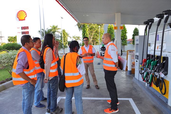 <p>Head of Dealer Owned Network PT Shell Indonesia Agung Saputra (kanan) di Surabaya, Jawa Timur, 15 Mei 2019. Foto: Shell Indonesia</p>
