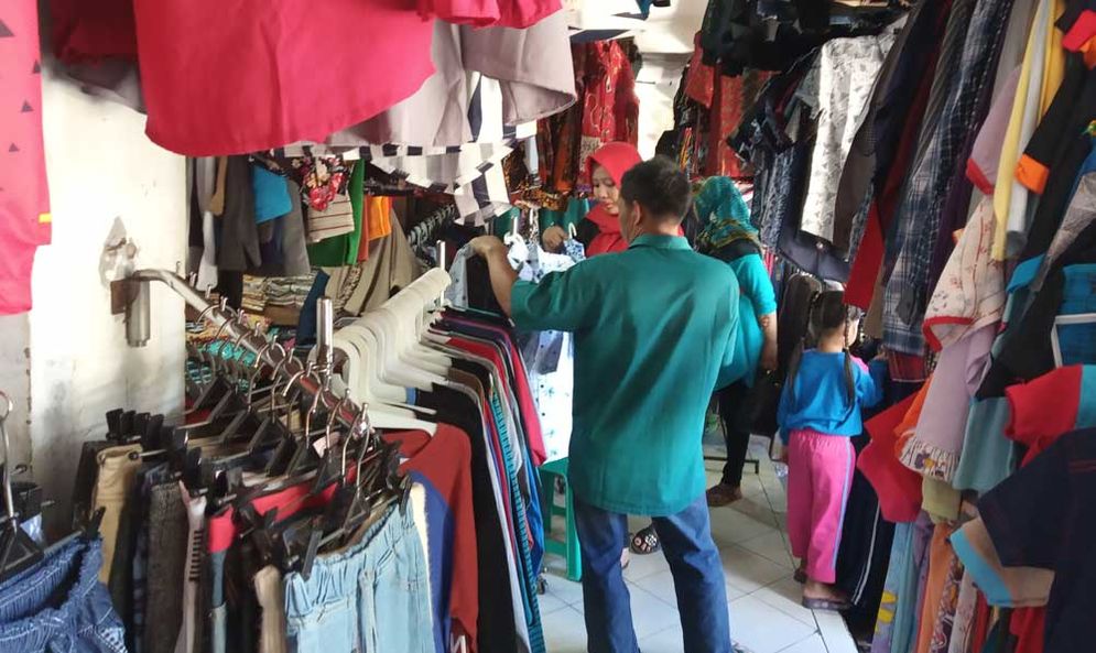 Los baju di Pasar Arjosari yang mulai didatangi masyarakat untuk membeli perlengkapan lebaran