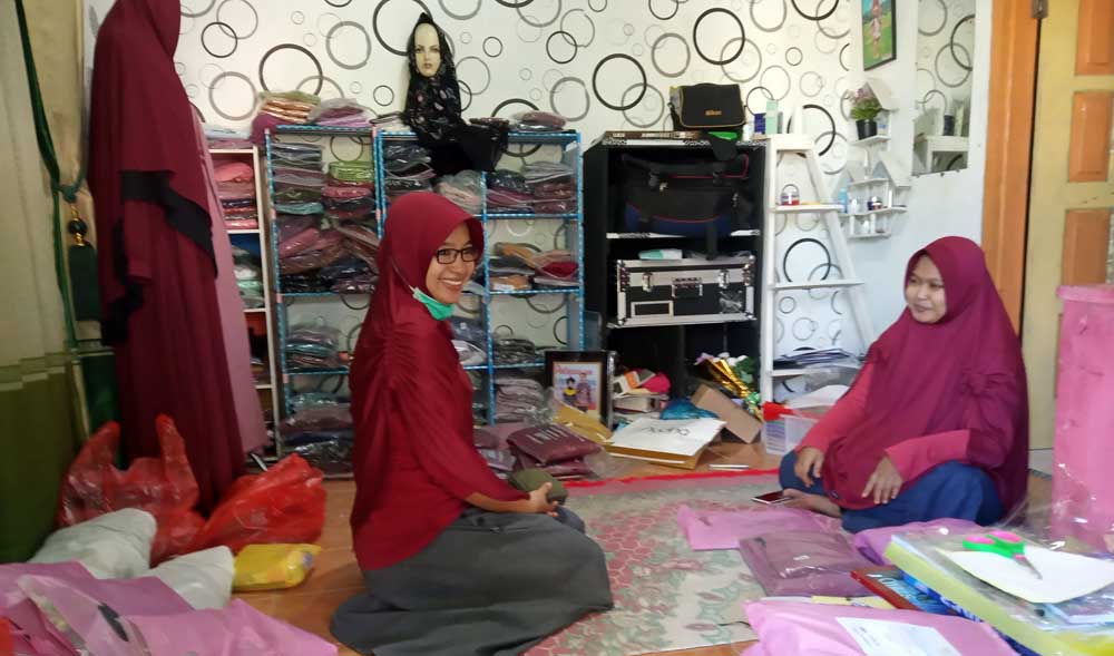 Santi (kanan) dengan salah satu pembelinya