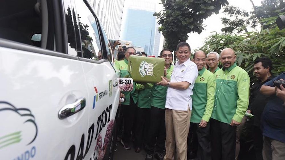 <p>Menteri ESDM RI Ignasius Jonan bersama Wakil Menteri ESDM Arcandra Tahar, Direktur Perencanaan, Investasi Manajemen Risiko (PIMR) Pertamina Heru Setiawan dan Kepala Kepala BPPT Hammam Riza secara simbolis menuangkan bahan bakar B30 pada mobil yang akan digunakan pada Lounching Road Test Penggunaan Bahan Bakar B30 yang diadakan di Depan Gedung Kementrian ESDM, Jakarta, Kamis (13 Juni 2019). Foto: Pertamina</p>
