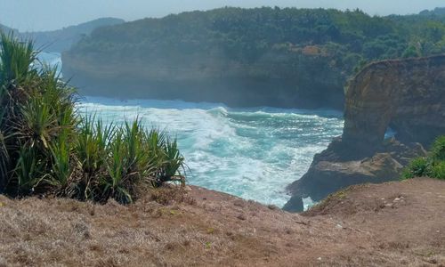 Pantai Karang Bolong