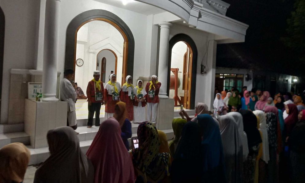 Warga melepas calon jemaah haji di Masjid Jami' Al-Iklash Jatimalang