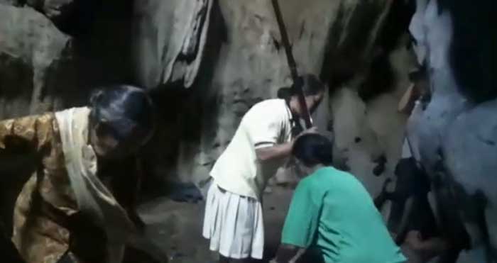 Warga Klepu mengambil air dari dasar luweng