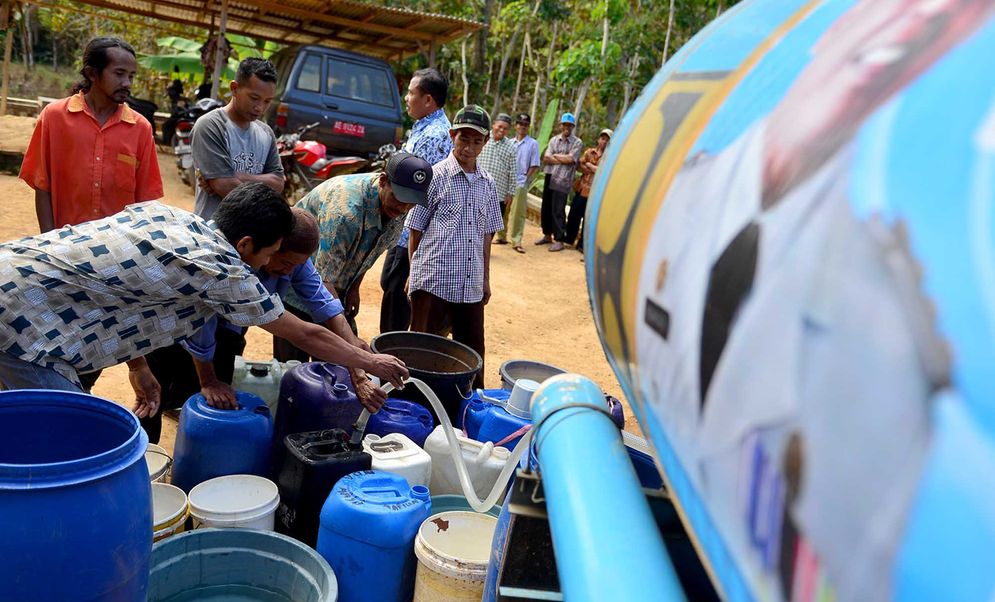 Bantuan air yang disampaikan Bupati Pacitan Indartato saat tilik warga di wilayah Kecamatan Sudimoro Rabu (17/07/2019)