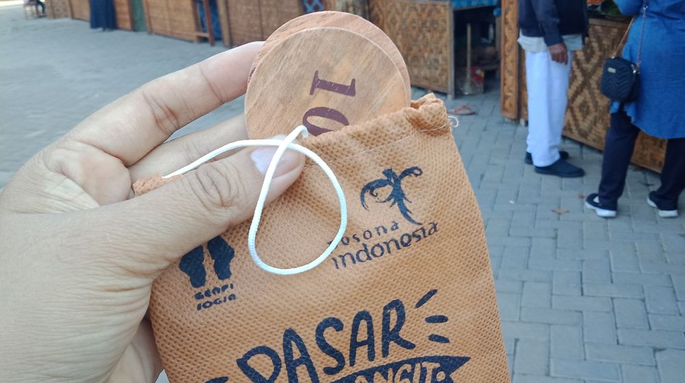 Unik, Masih Ada Sistem Pembayaran dengan Koin Kayu