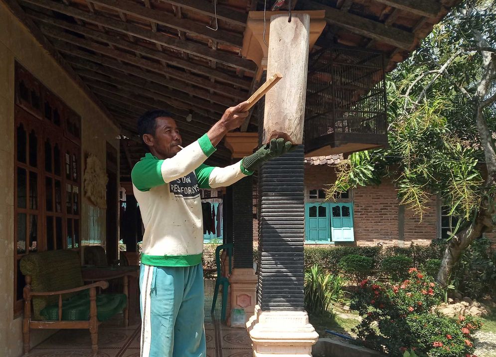 Tukimin memukul kentongan saat detik-detik proklamasi