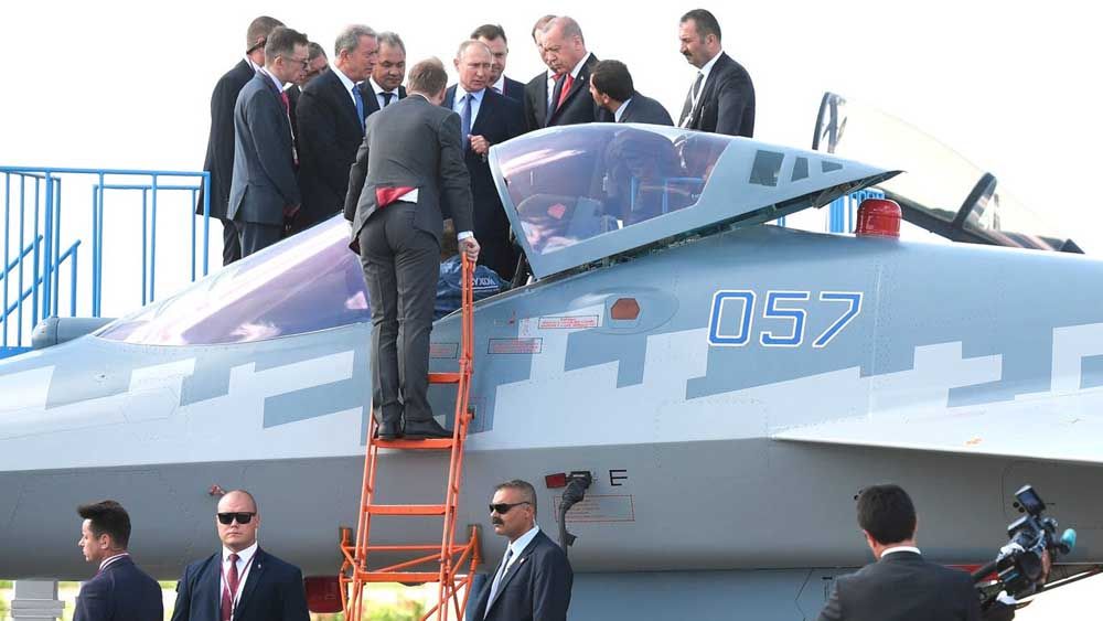 <p>Erdogan dan Putin menyaksikan dari dekat jet tempur generasi kelima yang dibangun Sukhoi Rusia</p>
