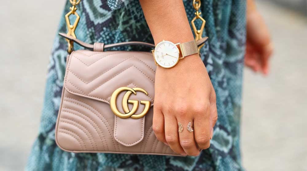 Ilustrasi Wanita Tengah Memakai Tas Gucci