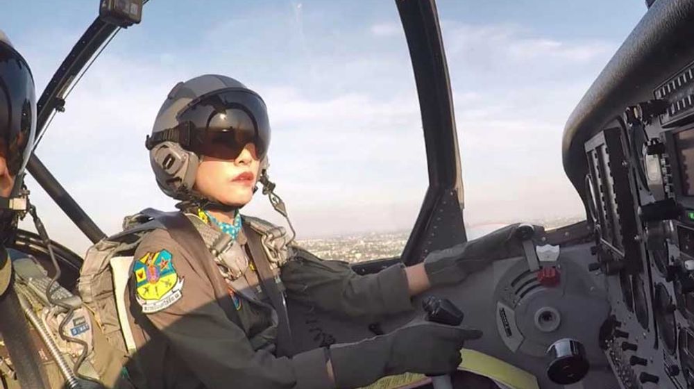 <p>Permaisuri di dalam jet tempur</p>
