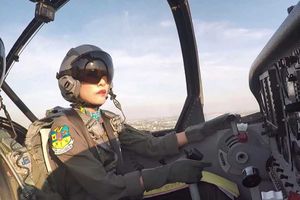 <p>Permaisuri di dalam jet tempur</p>
