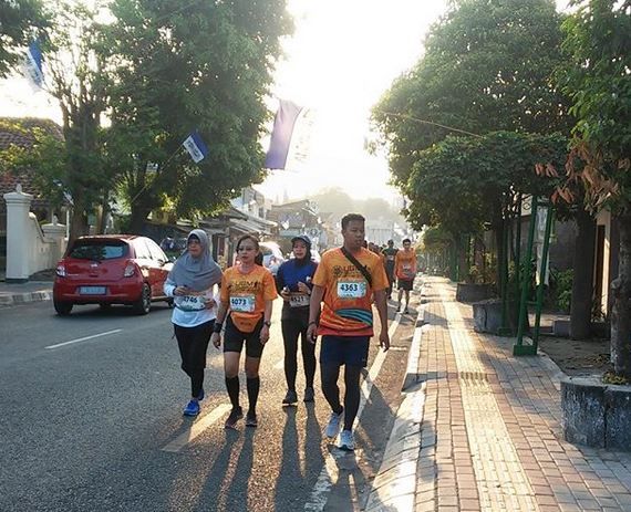 Sebagian peserta FEBulous Run 2019 tengah berusaha menyelesaikan lomba.