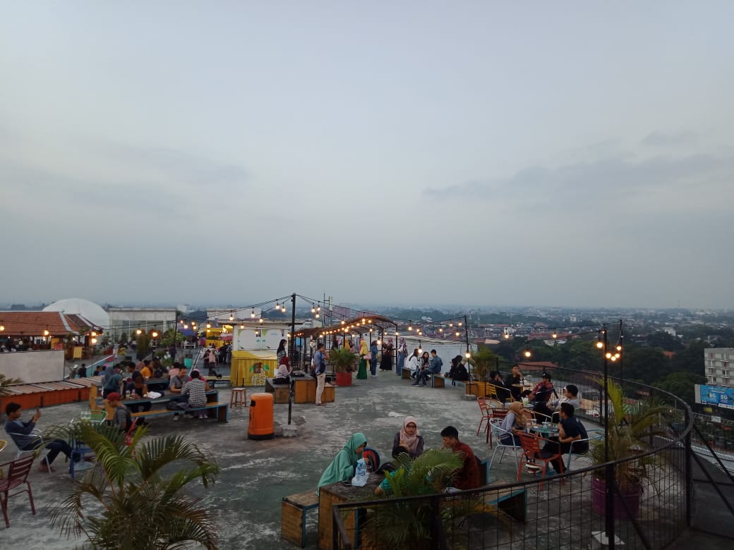 Suasana pengunjung di Sky Seven saat senja. 