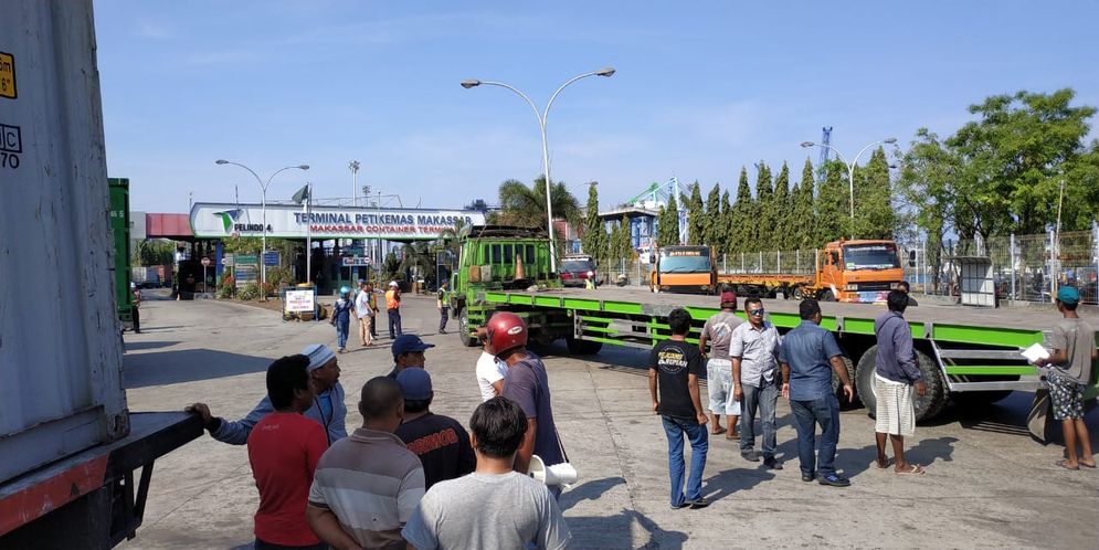 Aksi Mogok Pengemudi Truk Logistik di Makassar