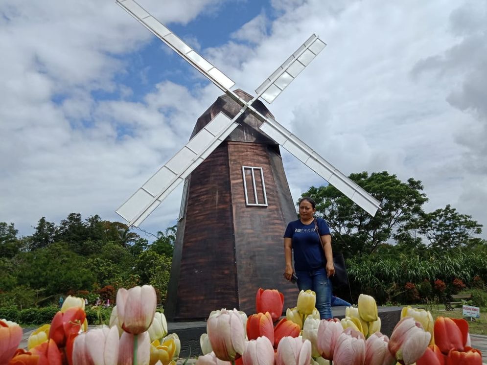 Pengunjung berfoto di landmark Kincir Angin Belanda yang menjadi salah satu spot di The World Landmarks Merapi Park
