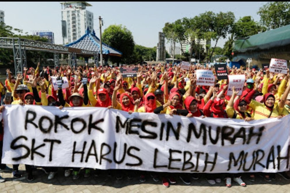Sekitar 1.000 pelinting Sigaret Kretek Tangan (SKT) yang seluruhnya ibu-ibu di Surabaya melakukan aksi sosial di sekitar Monumen Kapal Selam di Jalan Pemuda, Surabaya, Selasa (24/9/2019).