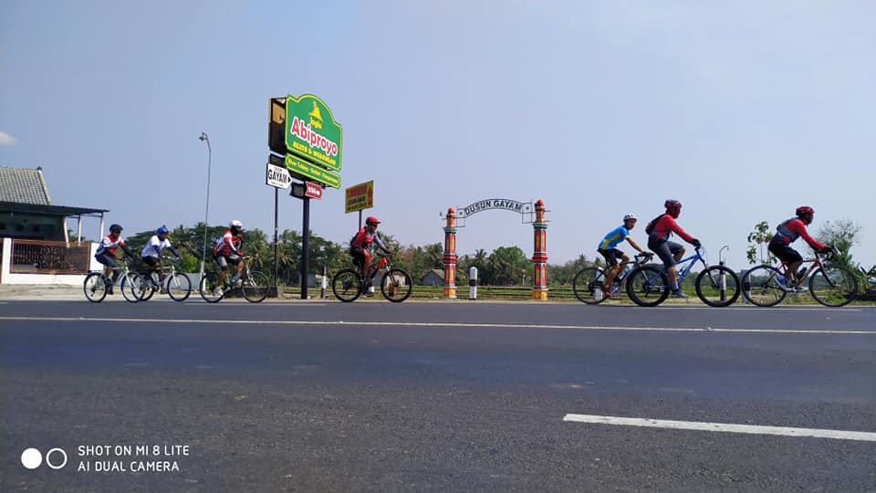 Komunitas gowes sedang mengayuh sepeda di Hari Minggu.