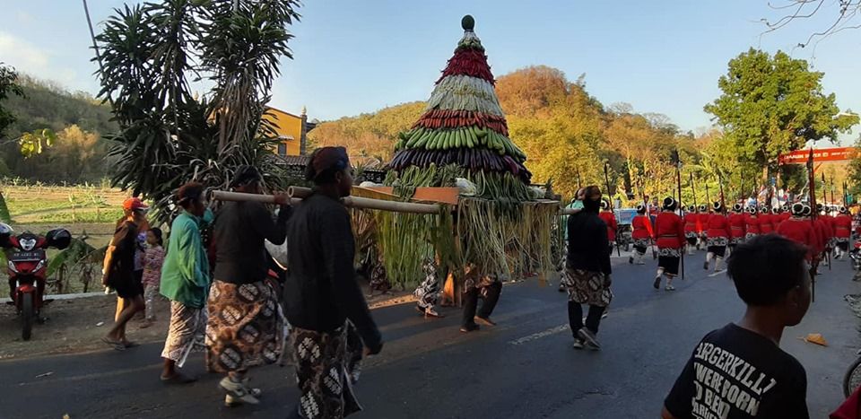 Peserta sedang mengikuti kirab budaya ngarak siwur di Kecamatan Imogiri, Kabupaten Bantul.