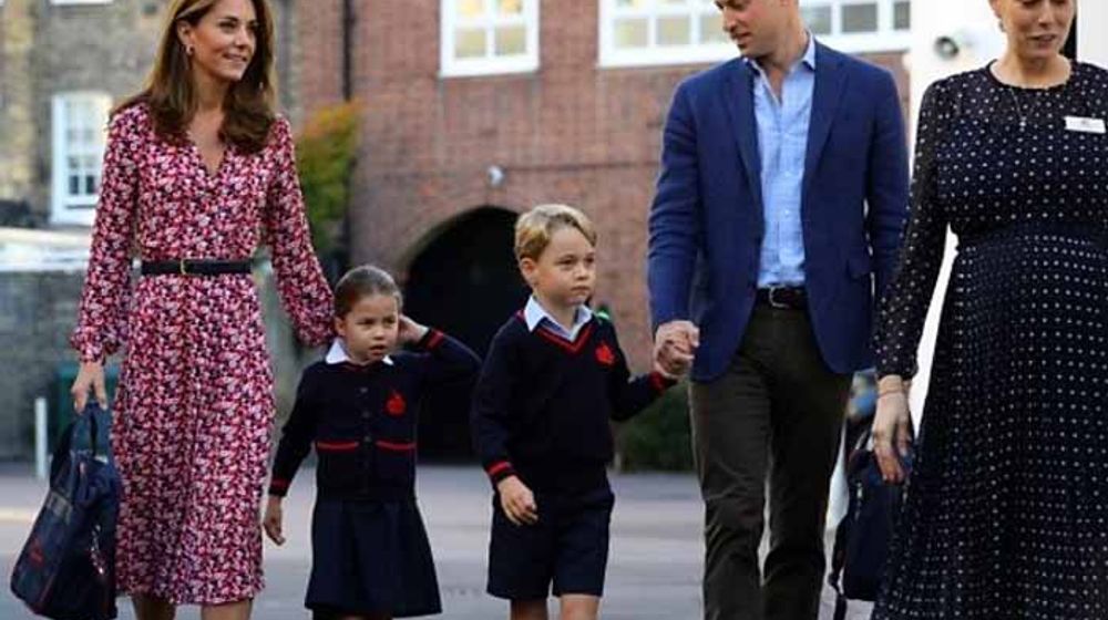 <p>Princess Charlotte (dua kiri) saat masuk sekolah pertama diantar ayahnya Pangeran William dan ibunya Kate Middleton serta kakaknya Pangeran George</p>
