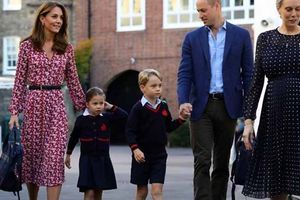 <p>Princess Charlotte (dua kiri) saat masuk sekolah pertama diantar ayahnya Pangeran William dan ibunya Kate Middleton serta kakaknya Pangeran George</p>
