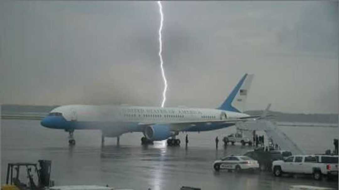 Air Force One Disambar Petir, Trump: Amazing!