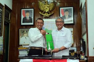 <p>Direktur Utama PGN Gigih Prakoso (kanan ) dan Walikota Yogyakarta Haryadi Suyuti </p>
