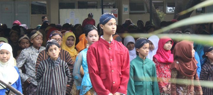Siswa sekolah di Yogyakarta mengenakan pakaian adat.