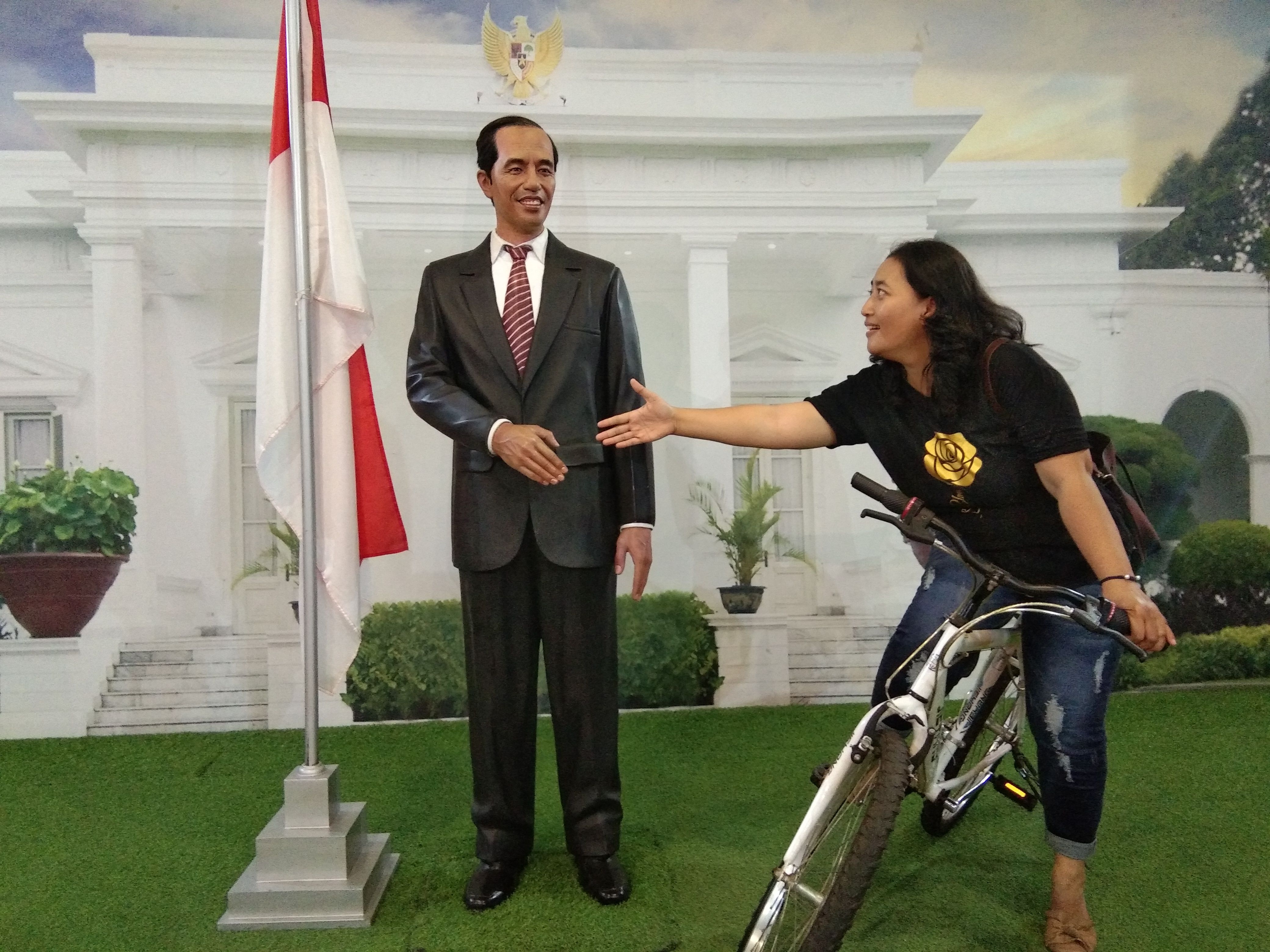 Pengunjung berfoto dengan patung Presiden Jokowi di De Arca Statue Museum.