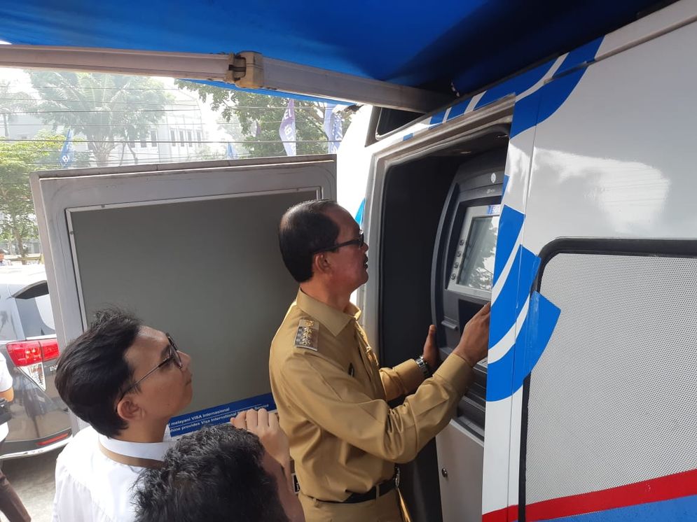 Wali Kota Palembang Harnojoyo mencoba transaksi di mobil ATM Bank Sumsel Babel untuk pembayaran tagihan jargas. 