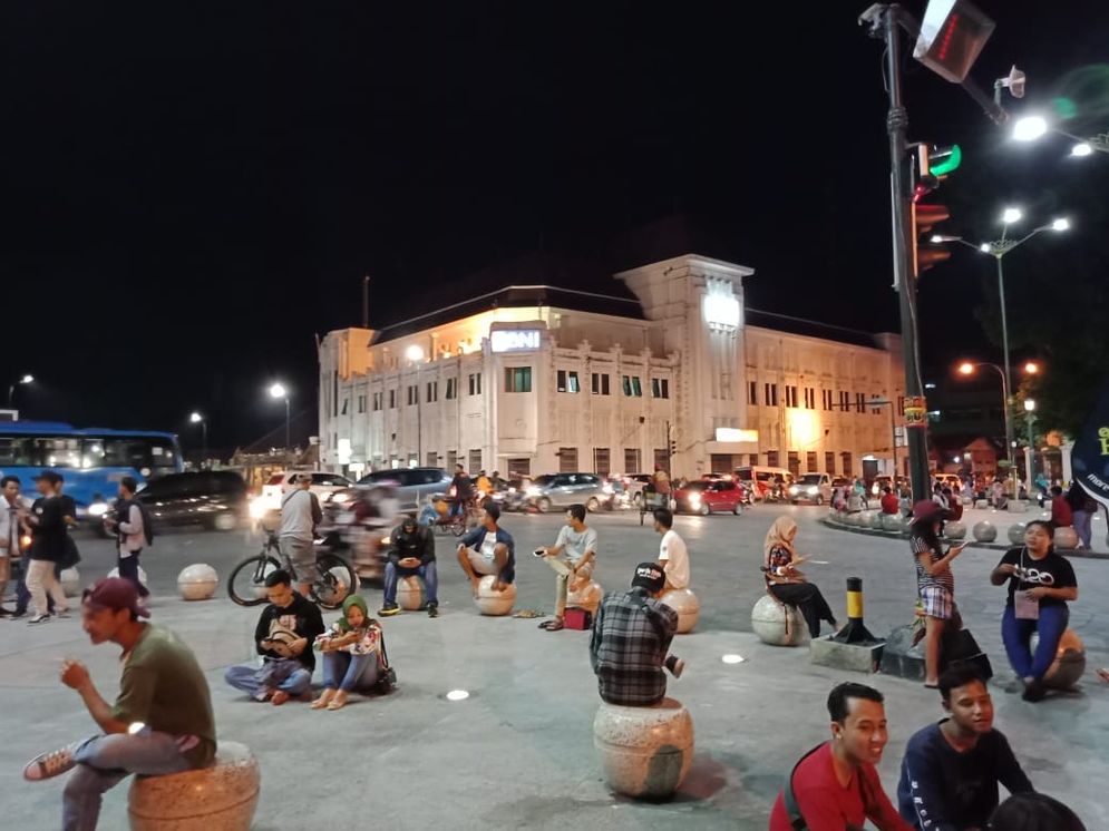 Pengunjung menikmati suasana malam di Titik Nol Kilometer Yogyakarta.