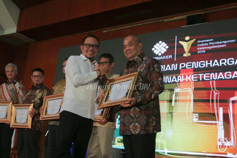 Wakil Gubernur DIY KGPAA Paku Alam X menerima penghargaan dari Menaker Muhammad Hanif Dhakiri, S.Ag, M.Si.