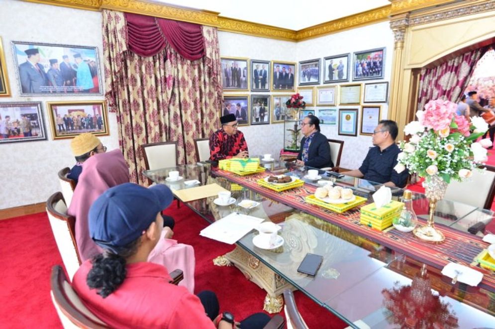 Gubernur Sulawesi Selatan HM Nurdin Abdullah saat menerima rombongan Ketua Umum Jejaring Teluk Bone Yayat Pangerang di Makassar, Jumat (18/10/2019)