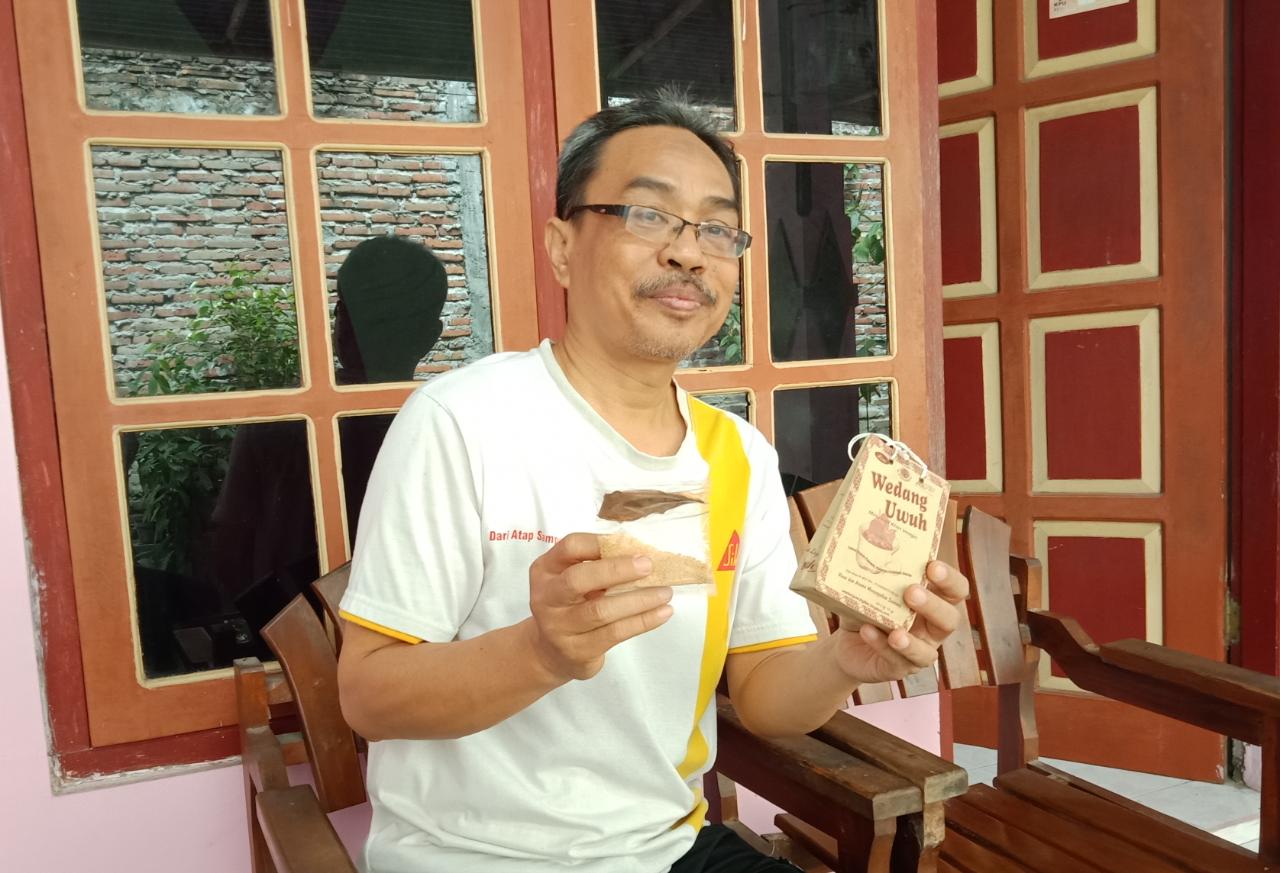Supriyanto menunjukkan wedang uwuh buatannya.