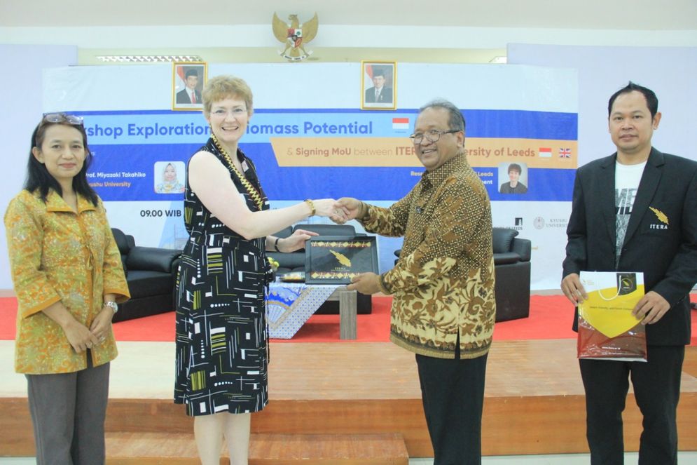 Universitas Leeds diwakili oleh Prof. Norma Martin Clement dan Rektor Itera, Prof. Ofyar Z Tamin saat penandatanganan MoU di Aula Gedung Kuliah Umum, kampus setempat, Sabtu (19/10/2019).