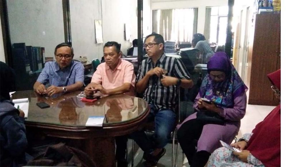 Penandatanganan akta notaris pendirian Yayasan Alumni SMA 271 Tjuwik