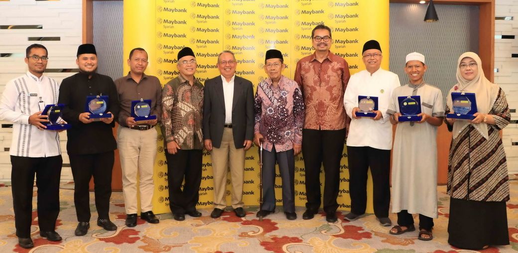 Penyerahan dana kebajikan kepada perwakilan pengurus yayasan